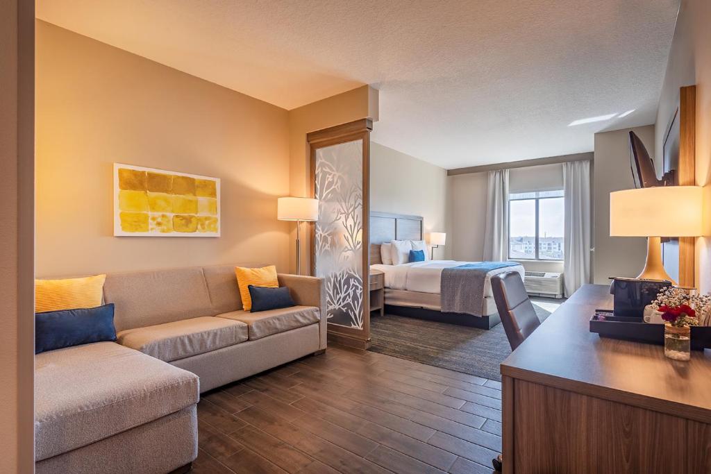 Suite, 1 King Bed (King Suite) photo