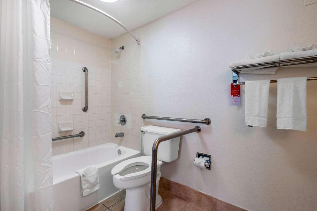 2 Double Beds, 1 Bedroom Suite, Exterior Corridor photo
