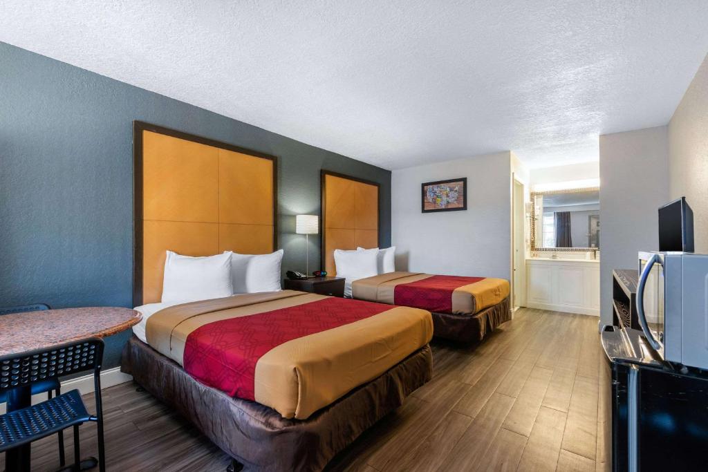 2 Double Beds, 1 Bedroom Suite, Exterior Corridor photo