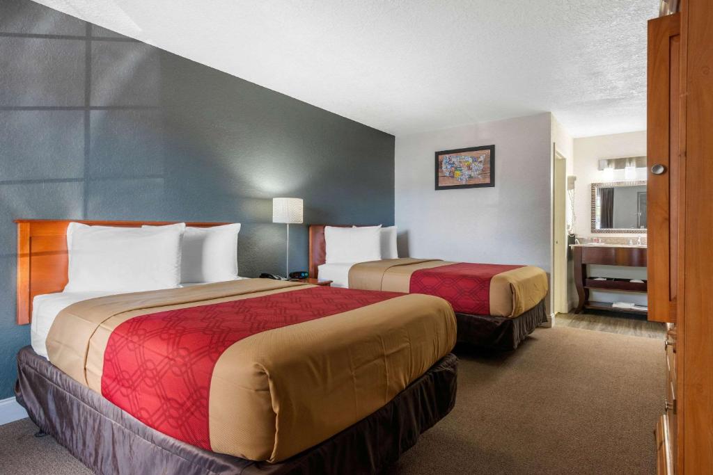 2 Double Beds, 1 Bedroom Suite, Exterior Corridor photo