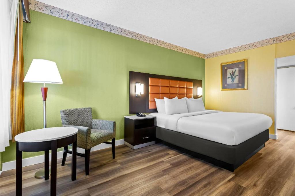 1 King Bed (No Smoking) photo
