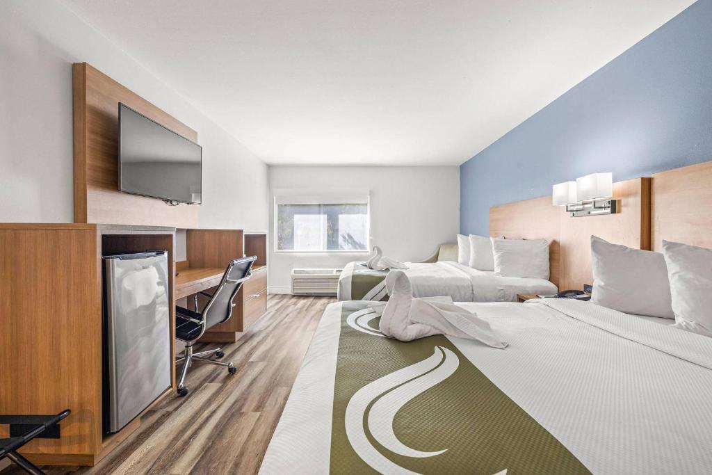 2 Queen Beds, Sofa Bed (No Smoking) photo