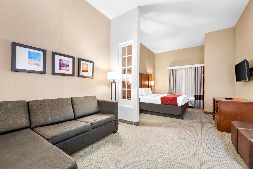 1 King Bed, Mobility and Hearing Accessible photo
