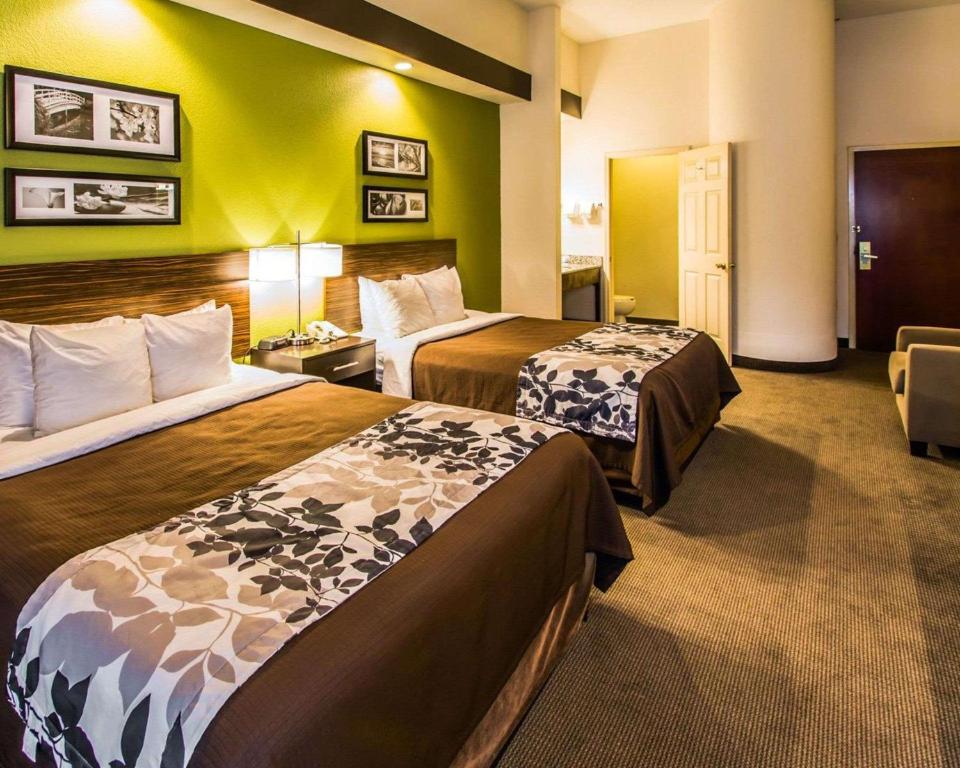 2 Queen Beds, 1-Person Sofabed photo