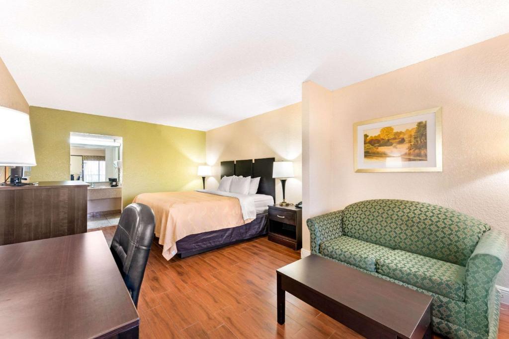 1 Queen Bed No Smoking photo