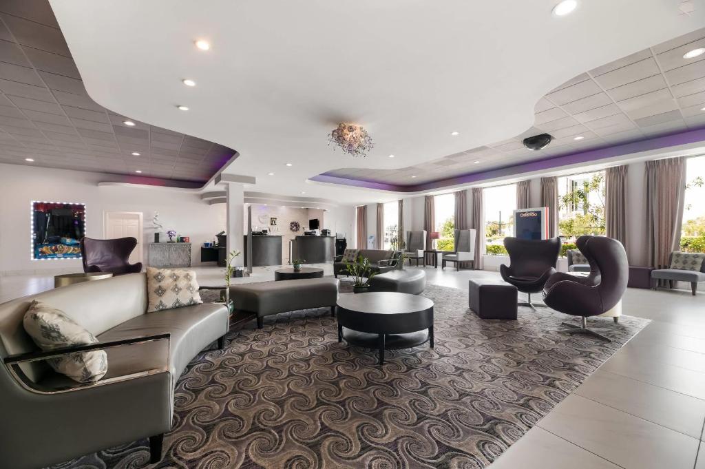 Clarion Inn & Suites Across From Universal Orlando Resort gallery 3