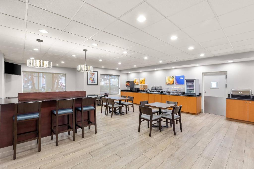 Comfort Suites Near Universal Orlando Resort gallery 14