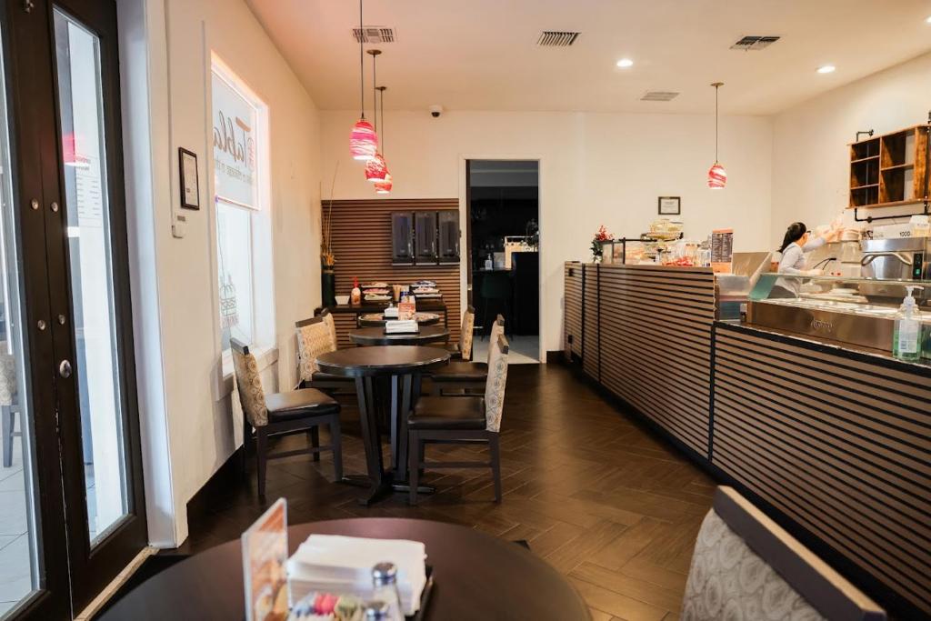 Clarion Inn & Suites Across From Universal Orlando Resort gallery 16