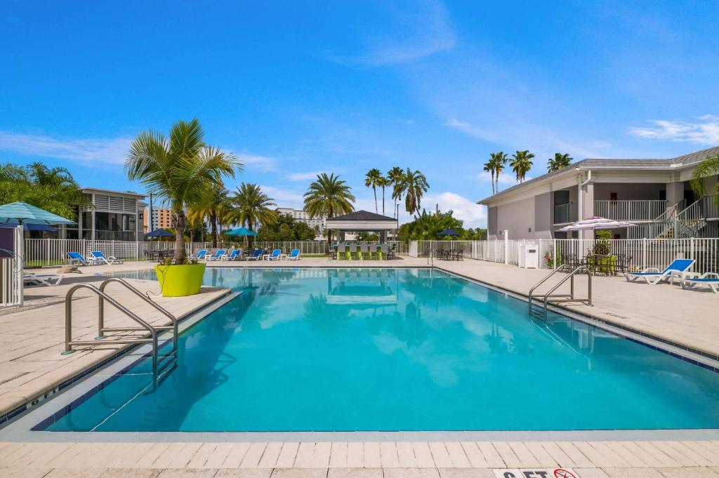 Clarion Inn & Suites Across From Universal Orlando Resort gallery 2