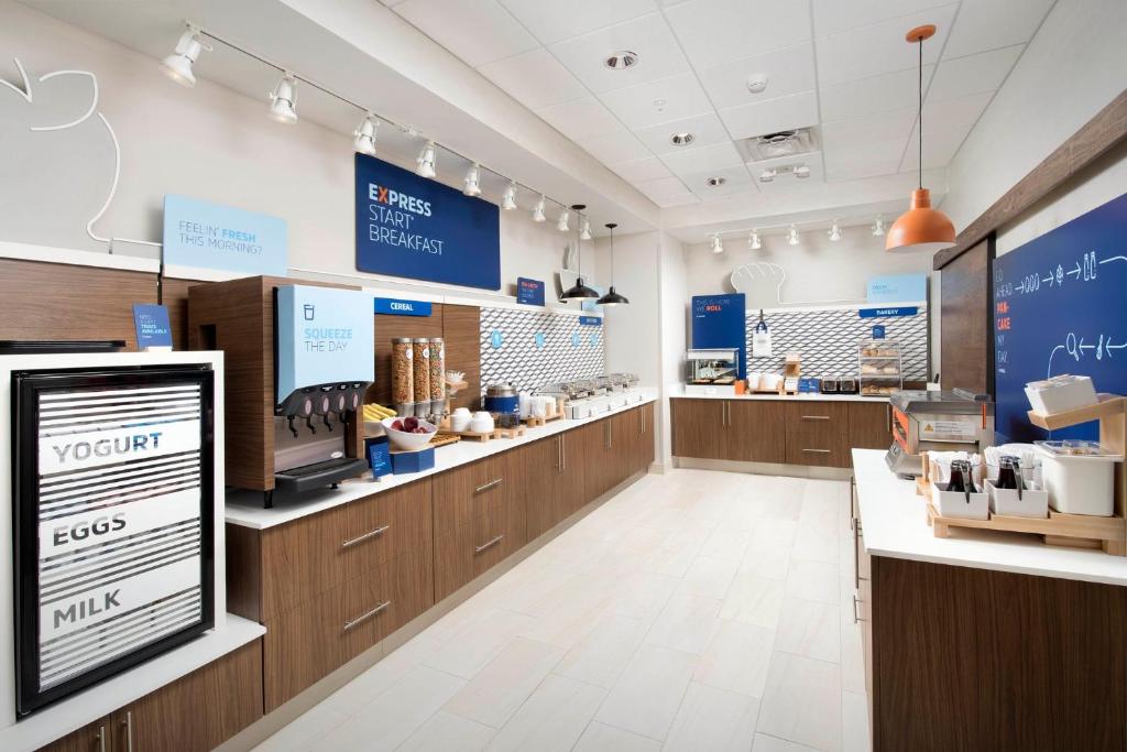 Holiday Inn Express & Suites Macclenny by IHG gallery 10