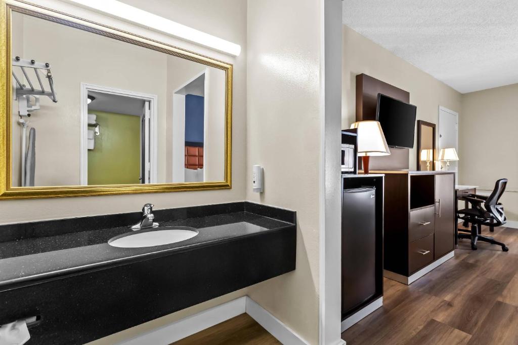 Quality Inn Tampa Airport - Cruise Port gallery 6