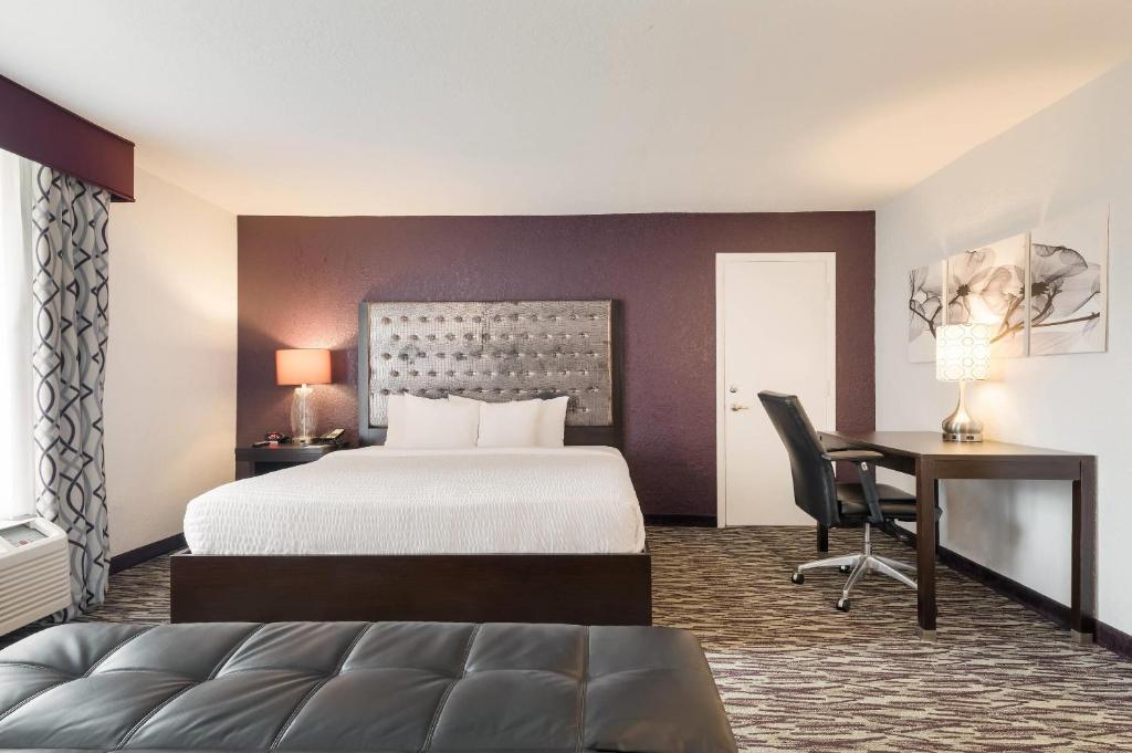Clarion Inn & Suites Across From Universal Orlando Resort gallery 9