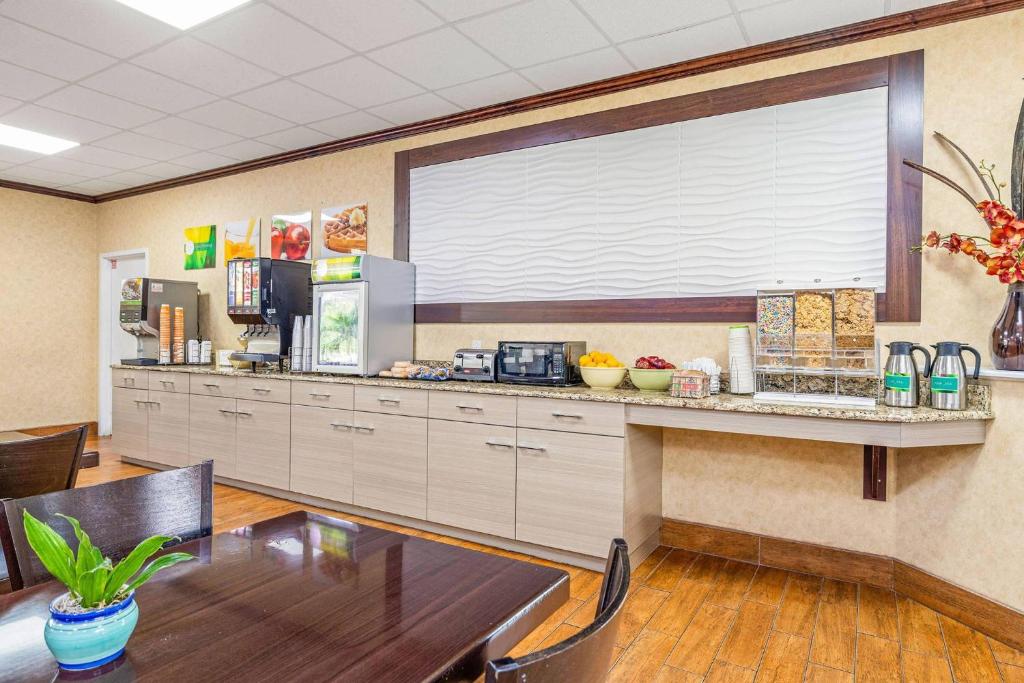Quality Inn & Suites Tampa near Fairgrounds and Casino gallery 5