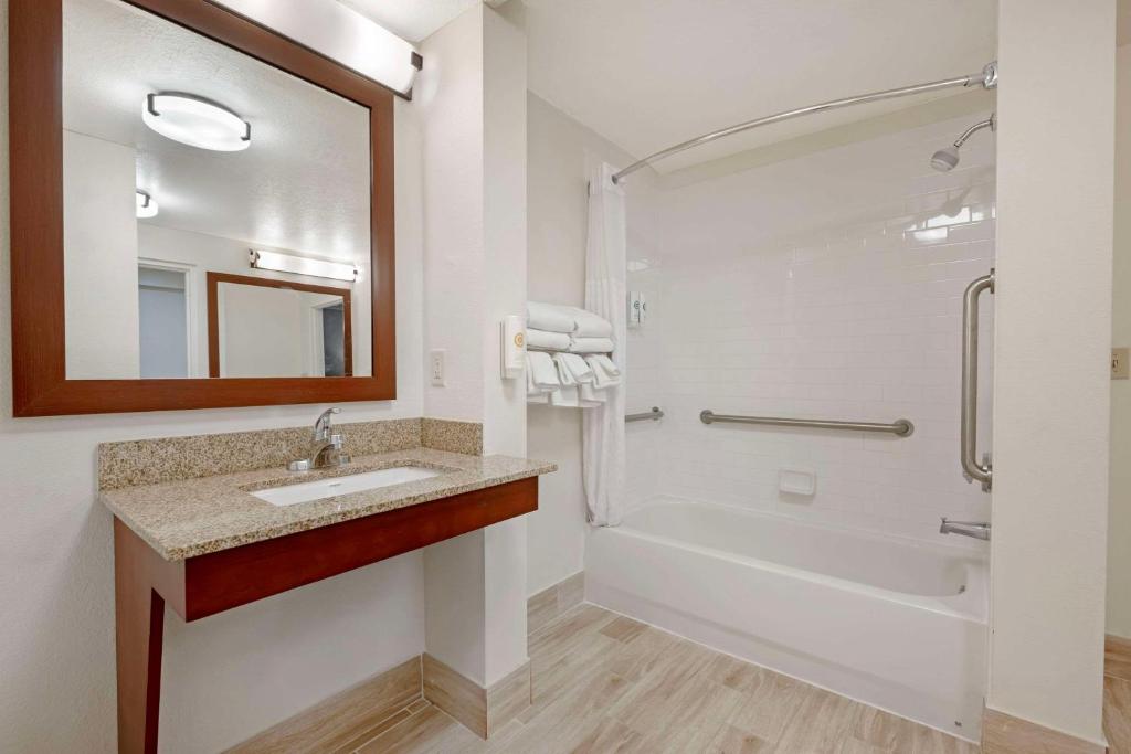 2 Double Beds, 1 Room Suite - No Smoking photo