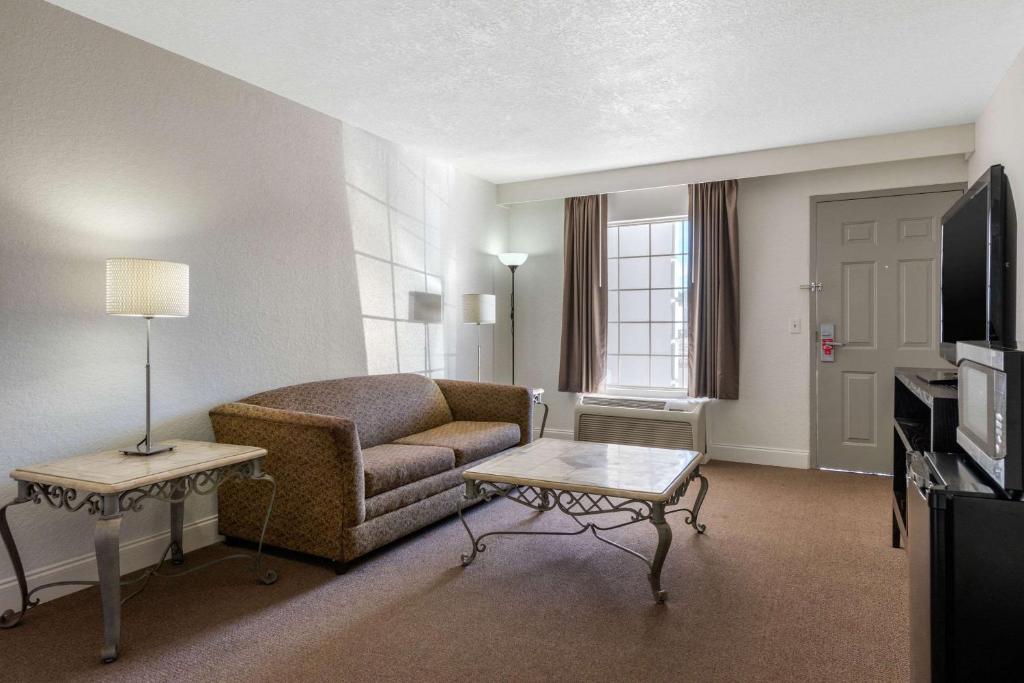 2 Double Beds, 1 Bedroom Suite, Exterior Corridor photo