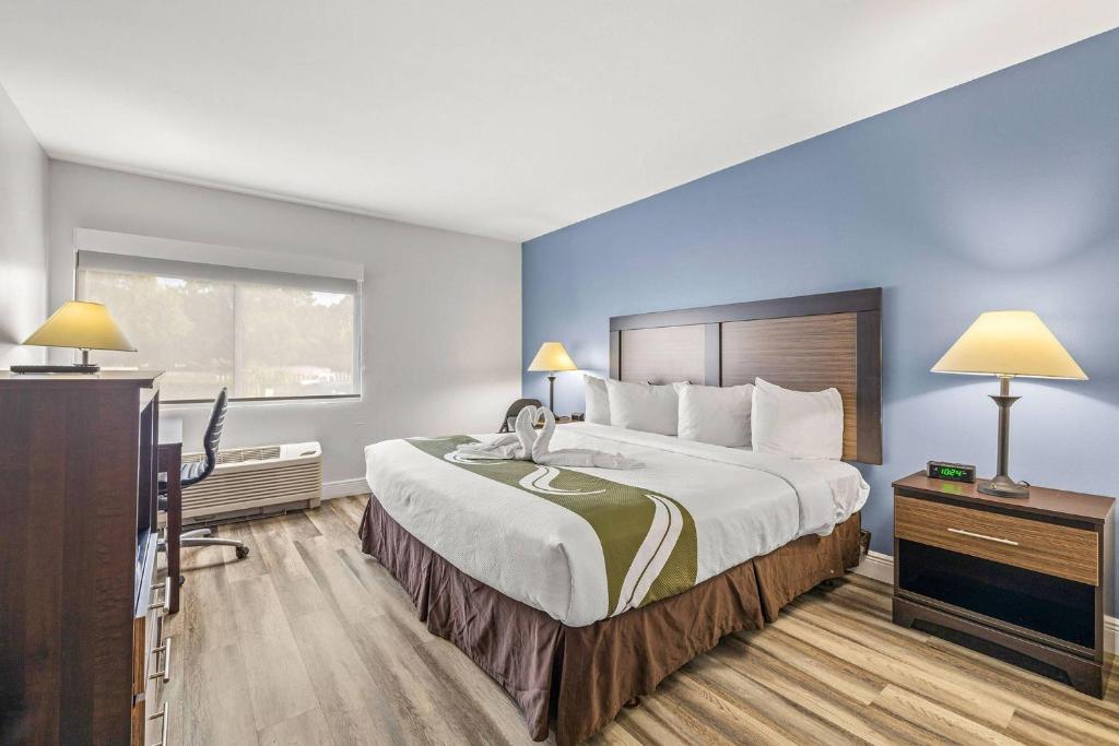 1 King Bed No Smoking photo