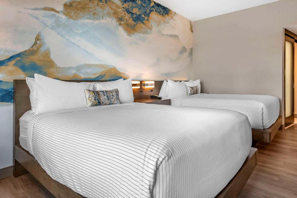 2 Queen Beds, Mobility Accessible photo