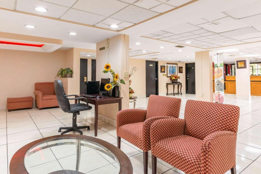 Quality Inn & Suites Orlando Airport gallery 4