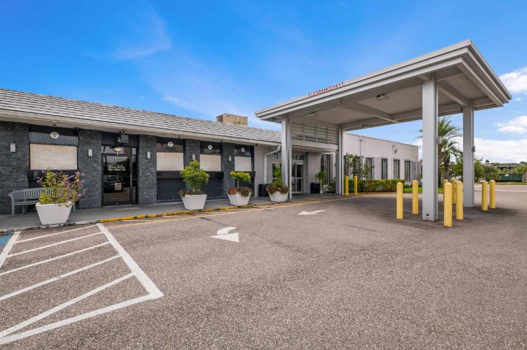 Clarion Inn & Suites Across From Universal Orlando Resort gallery 5