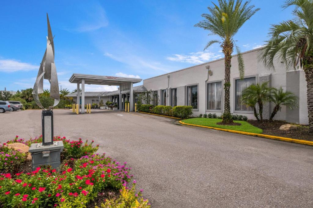 Clarion Inn & Suites Across From Universal Orlando Resort gallery 1