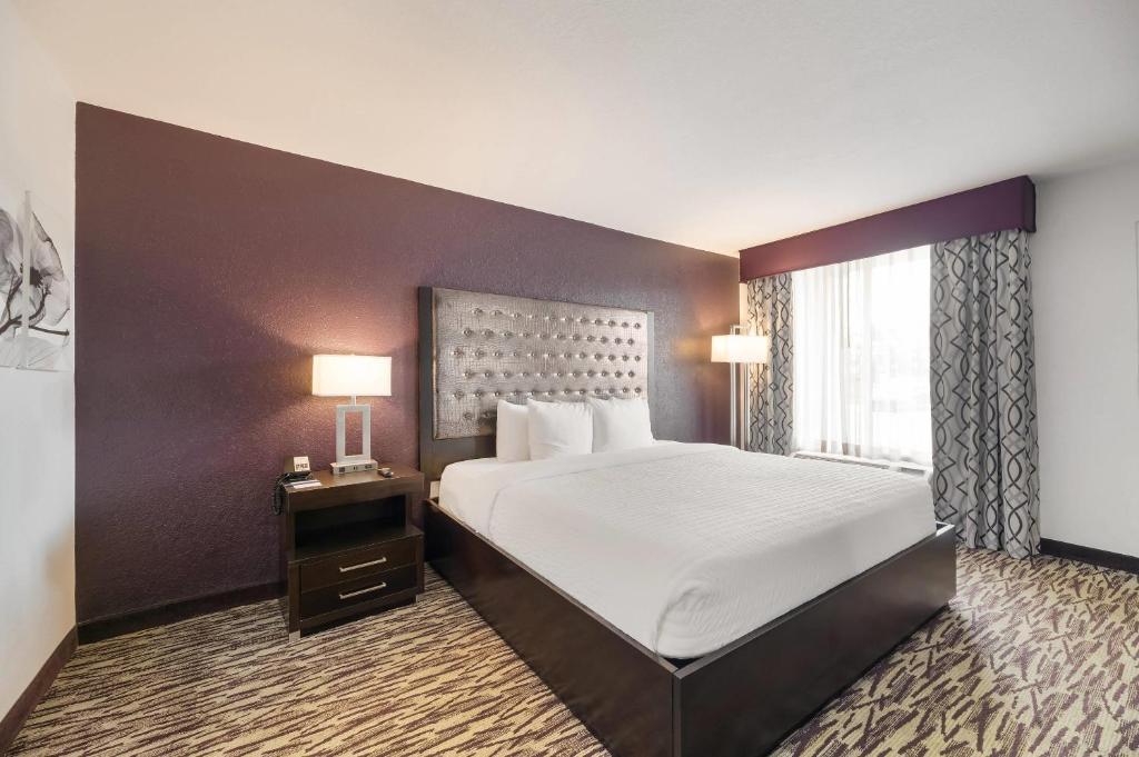 Clarion Inn & Suites Across From Universal Orlando Resort gallery 8