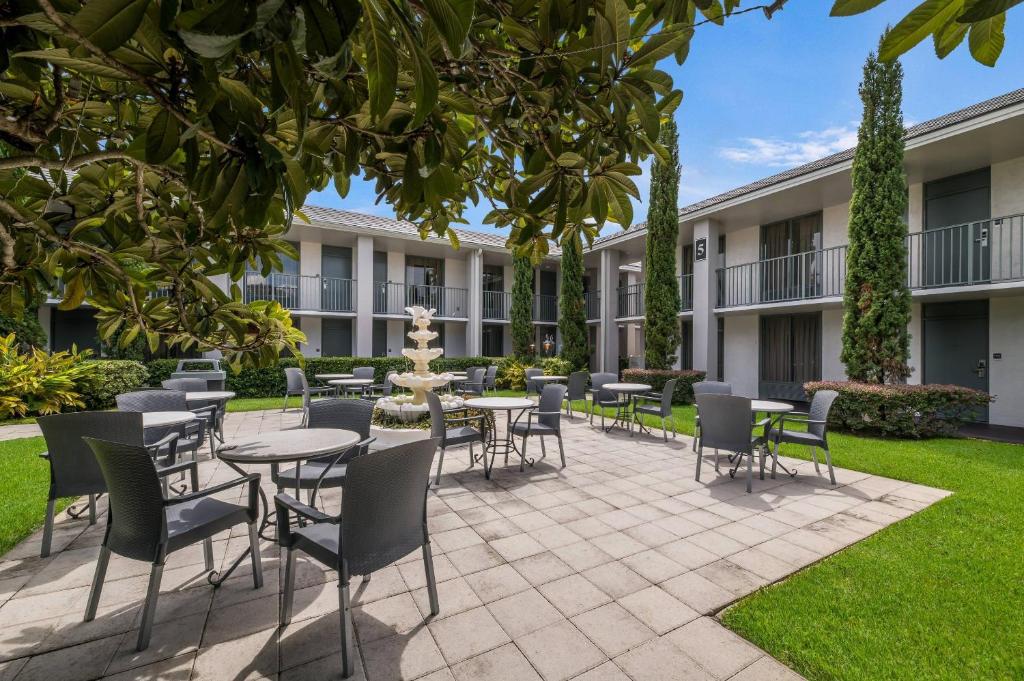 Clarion Inn & Suites Across From Universal Orlando Resort gallery 4
