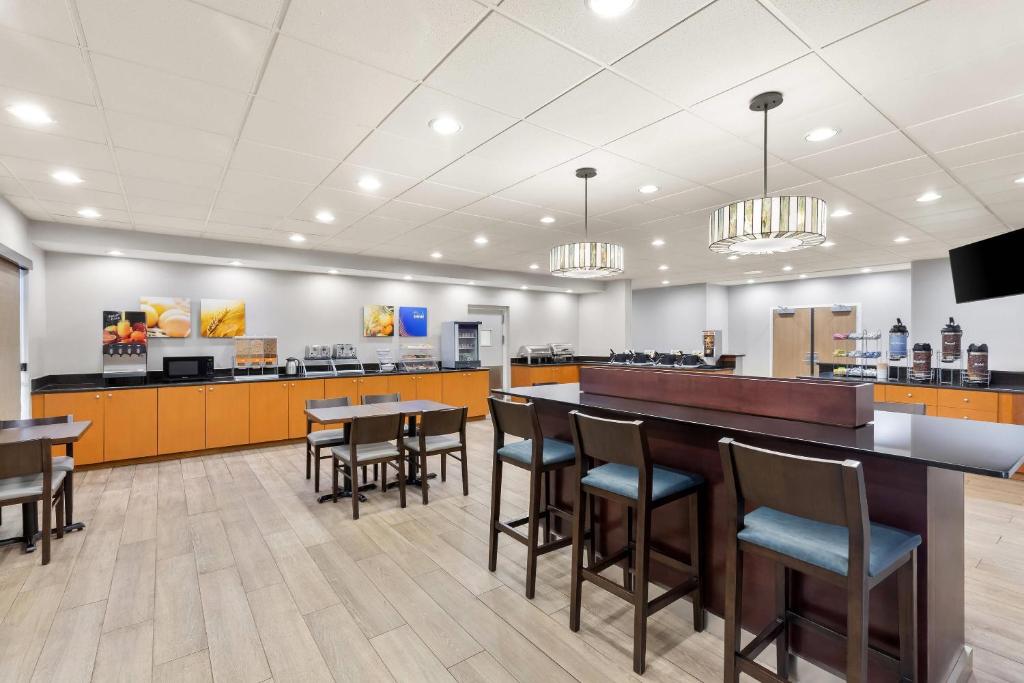Comfort Suites Near Universal Orlando Resort gallery 3