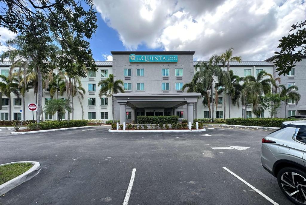 La Quinta Inn & Suites by Wyndham Sawgrass gallery 15
