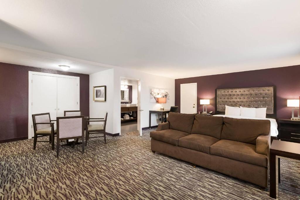 Clarion Inn & Suites Across From Universal Orlando Resort gallery 11