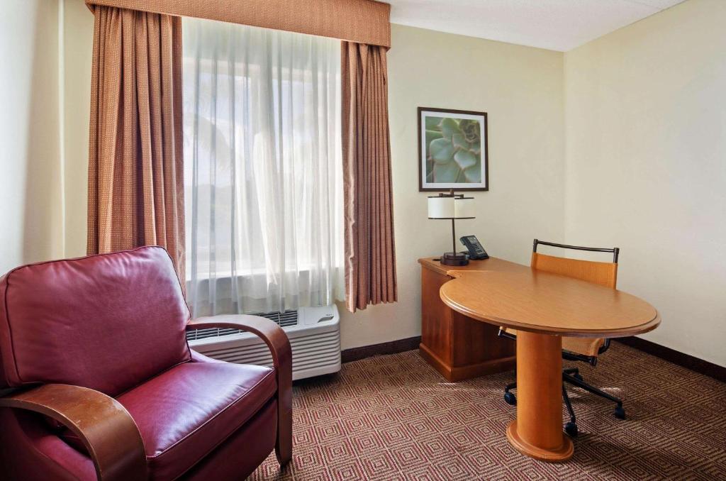 La Quinta Inn & Suites by Wyndham Sawgrass gallery 6