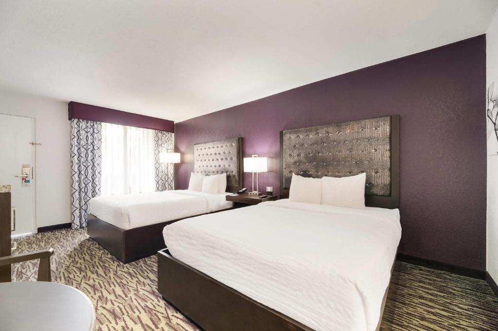 Clarion Inn & Suites Across From Universal Orlando Resort gallery 14