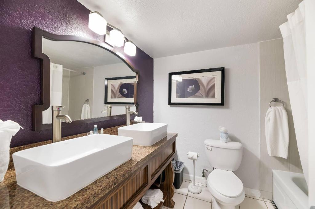 Clarion Inn & Suites Across From Universal Orlando Resort gallery 15